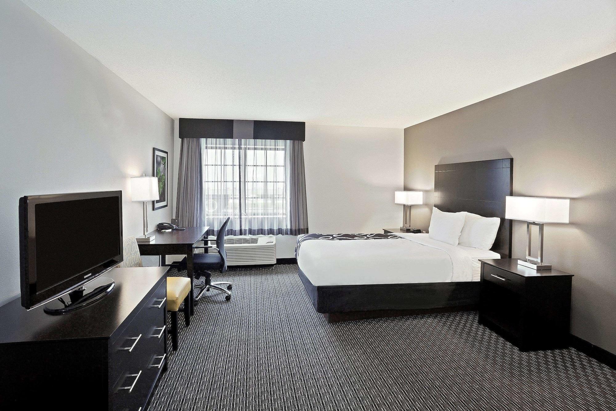 La Quinta By Wyndham Cleveland Macedonia Hotel Exterior photo